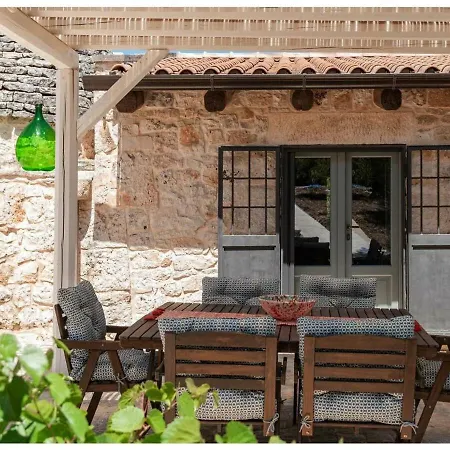 Villa With Pool In Bari בארי